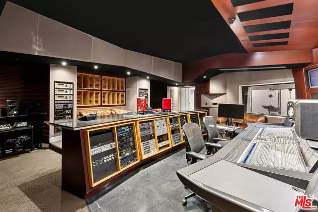 751 N Highland Avenue, Los Angeles, CA 90038