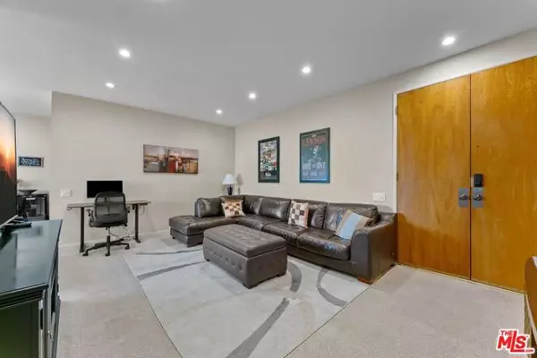 Los Angeles, CA 90049,612 S Barrington Avenue #317