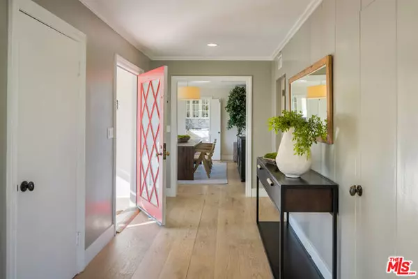 Los Angeles, CA 90049,516 Hanley Place