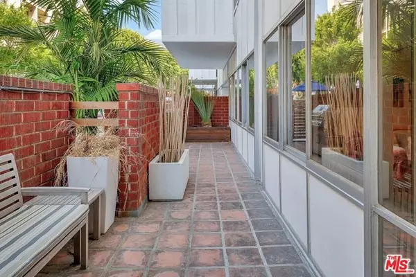 Los Angeles, CA 90046,7135 Hollywood Boulevard #103