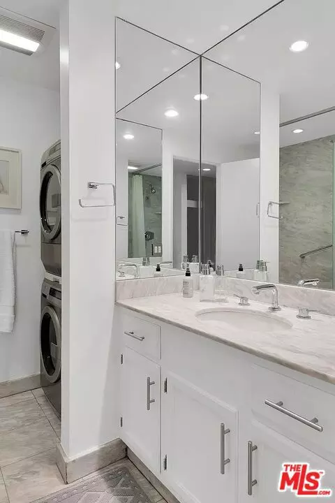 Los Angeles, CA 90046,7135 Hollywood Boulevard #103