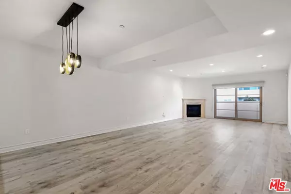 Los Angeles, CA 90048,107 S Sweetzer Avenue #304