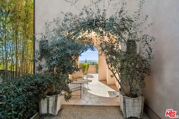 Los Angeles, CA 90027,2421 N Catalina Street