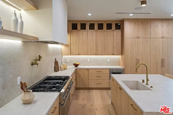 Encino (los Angeles), CA 91436,16643 Addison Street