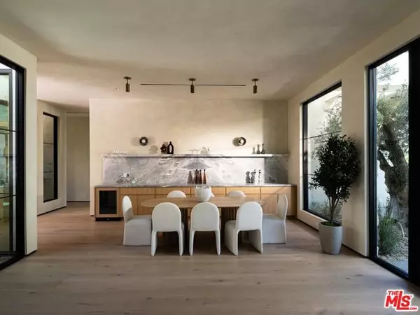 Woodland Hills (los Angeles), CA 91367,23340 Collins Street