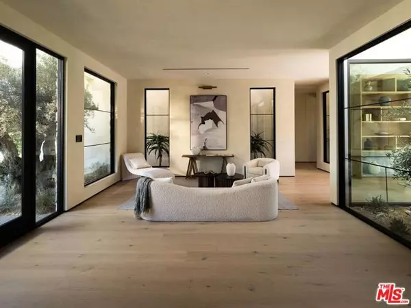 Woodland Hills (los Angeles), CA 91367,23340 Collins Street