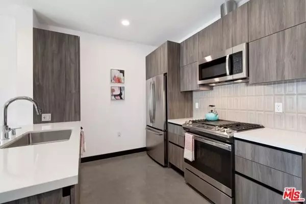 Los Angeles, CA 91602,11036 Moorpark Street #PH02