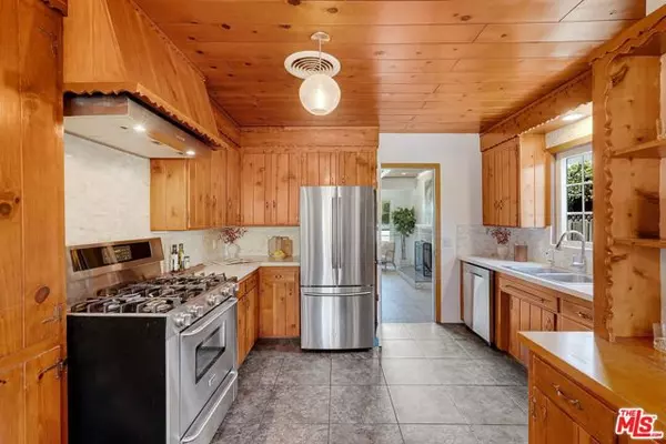 Woodland Hills (los Angeles), CA 91367,5350 Fallbrook Avenue