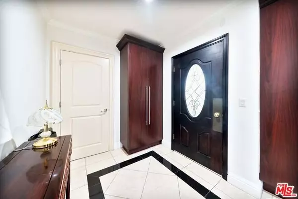 Los Angeles, CA 90006,1043 S Kenmore Avenue #201