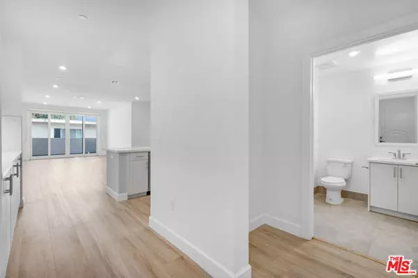 Los Angeles, CA 90025,1832 S Barrington Avenue #202