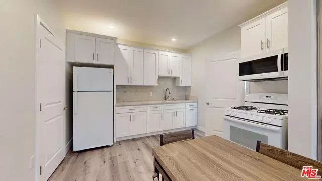 7051 White Oak Avenue, Reseda (los Angeles), CA 91335