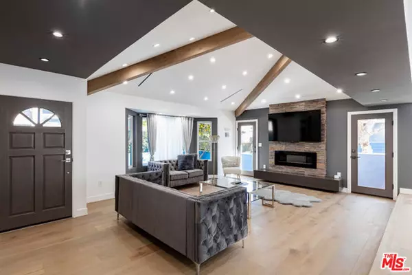 Tarzana (los Angeles), CA 91356,18721 Hatteras Street #10