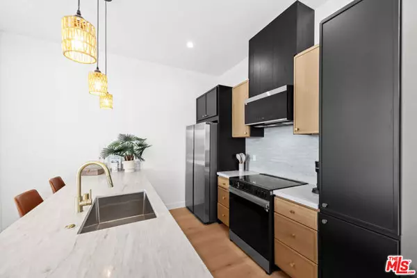 Los Angeles, CA 90016,2324 S Dunsmuir Avenue #1/2