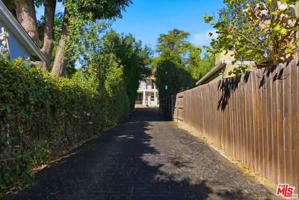 Woodland Hills (los Angeles), CA 91367,23135 Dolorosa Street