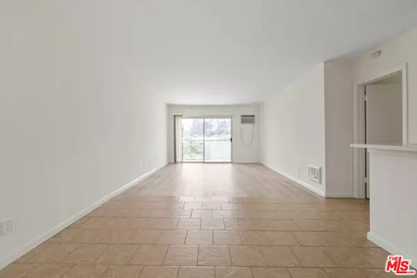 Tarzana (los Angeles), CA 91356,18307 Burbank Boulevard #325