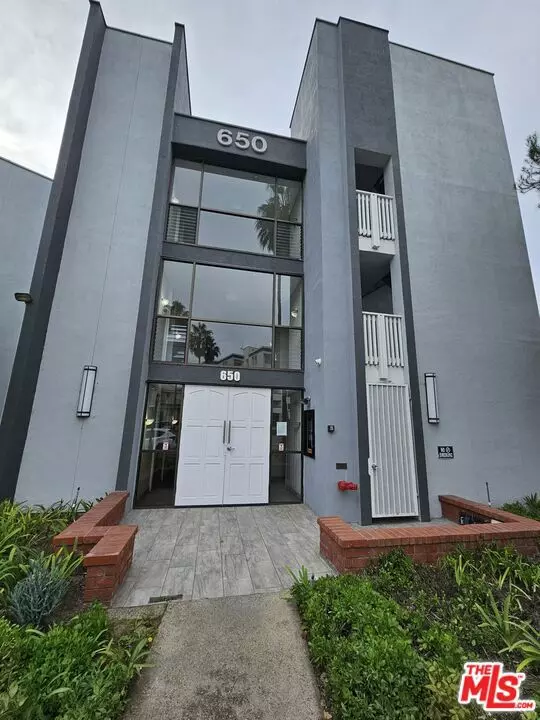 Redondo Beach, CA 90277,650 The #208