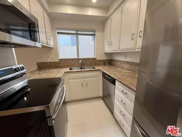 Los Angeles, CA 90049,11937 Darlington Avenue #4