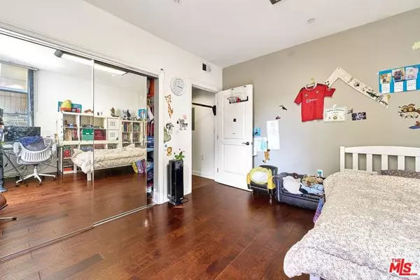 Los Angeles, CA 90020,332 S Oxford Avenue #106