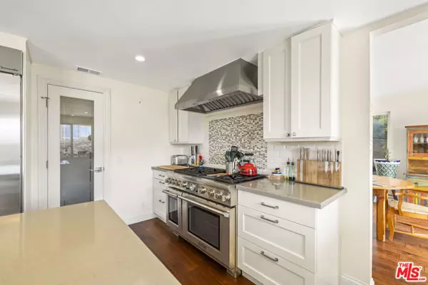 Encino (los Angeles), CA 91316,3804 Vista Linda Drive