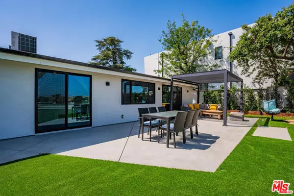 Woodland Hills (los Angeles), CA 91367,5835 Mcdonie Avenue