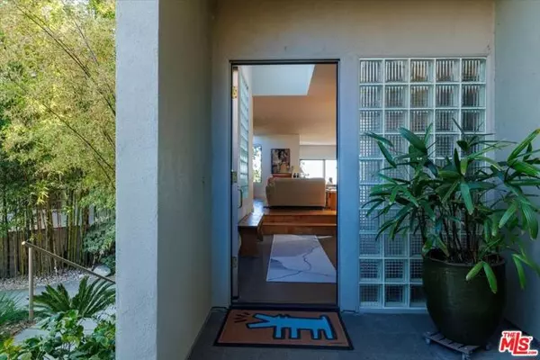 Los Angeles, CA 90065,1358 Killarney Avenue