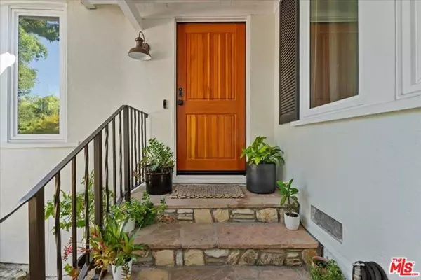 Sherman Oaks, CA 91403,4104 Saugus Avenue