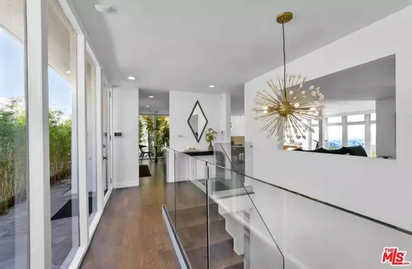 Los Angeles, CA 90069,8450 Carlton Way