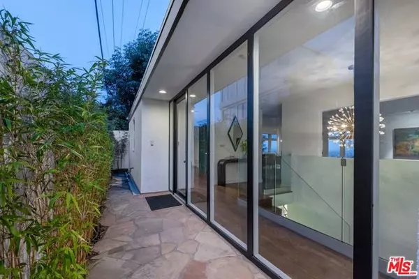 Los Angeles, CA 90069,8450 Carlton Way