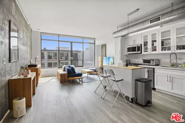 1111 S Grand Avenue #813, Los Angeles, CA 90015