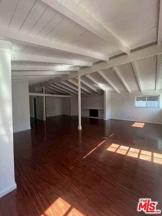 Reseda (los Angeles), CA 91335,8227 LINDLEY Avenue