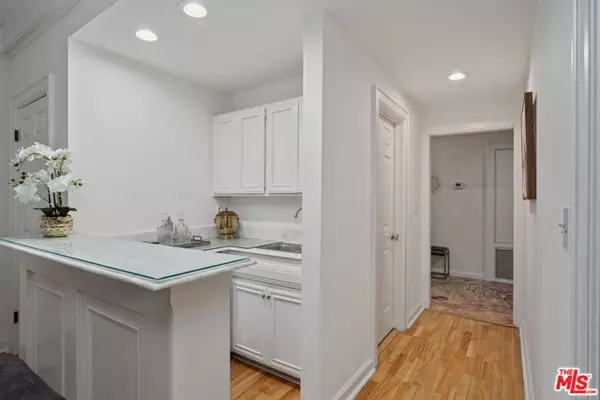 Los Angeles, CA 90049,11745 Montana Avenue #104