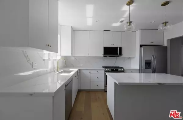 Granada Hills (los Angeles), CA 91344,16130 Devonshire Street