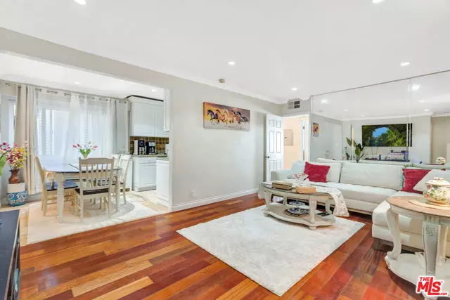 Encino (los Angeles), CA 91436,4610 Densmore Avenue #105