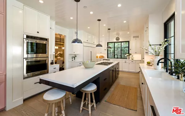 Pacific Palisades (los Angeles), CA 90272,720 Amalfi Drive