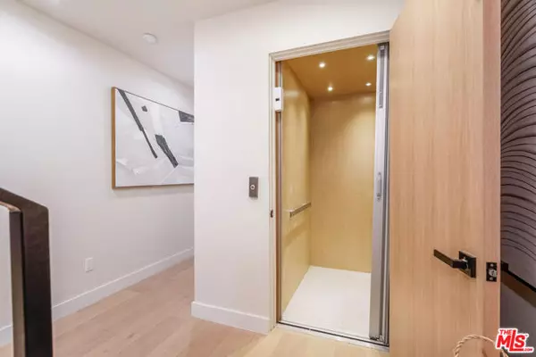 Los Angeles, CA 90025,11653 Missouri Avenue