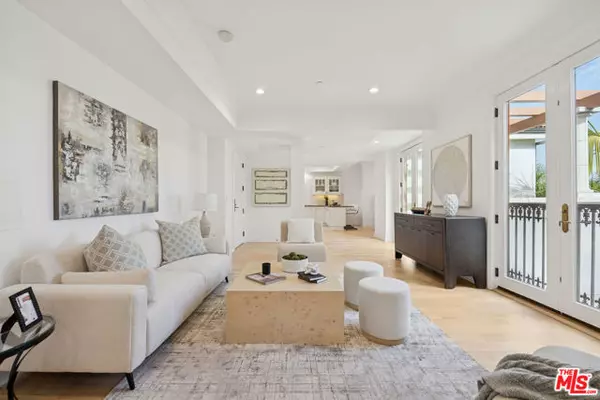Beverly Hills, CA 90212,261 S Reeves Drive #PH3