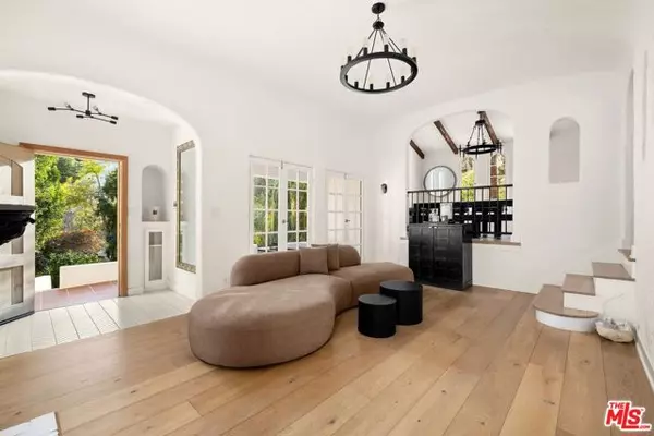 Los Angeles, CA 90046,8061 Woodland Lane