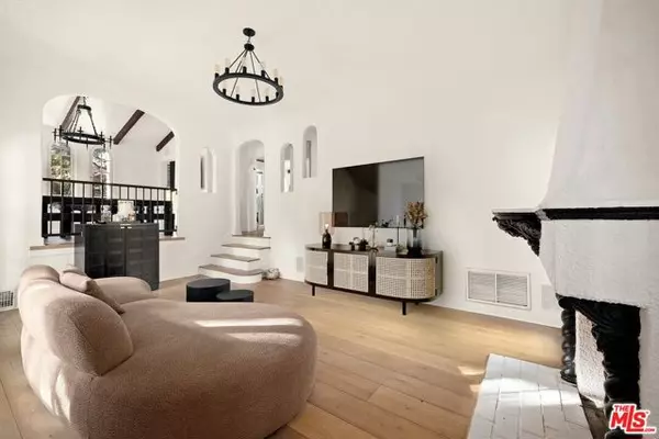 Los Angeles, CA 90046,8061 Woodland Lane