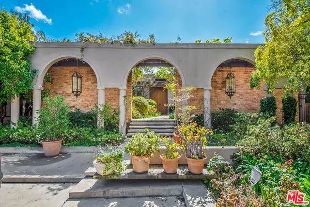 Beverly Hills, CA 90210,1018 SUMMIT Drive