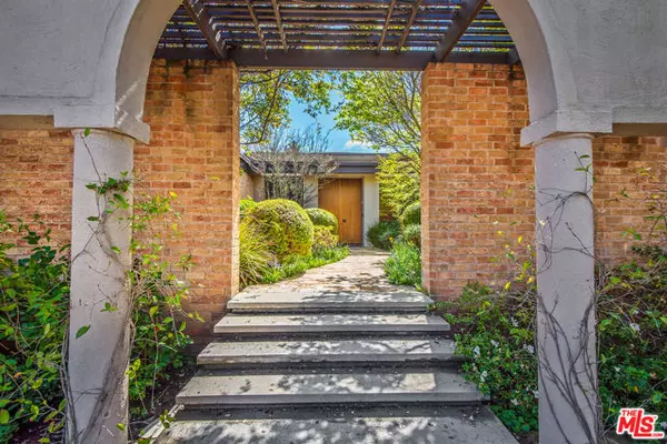 Beverly Hills, CA 90210,1018 SUMMIT Drive