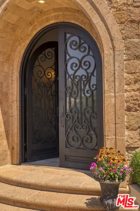 Encino (los Angeles), CA 91316,4718 White Oak Avenue