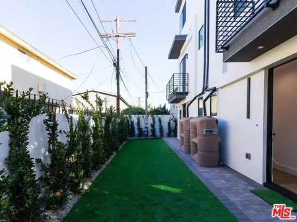 Los Angeles, CA 90016,2817 S Redondo Boulevard