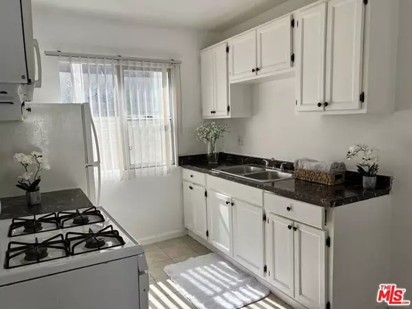 Los Angeles, CA 90019,1330 S WILTON Place #5