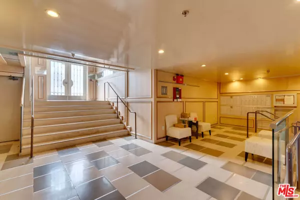 Los Angeles, CA 90025,1878 Greenfield Avenue #104