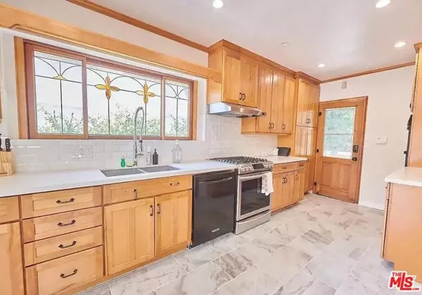 Los Angeles, CA 90024,1522 Pandora Avenue