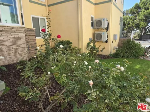 Los Angeles, CA 90019,1268 Queen Anne Place