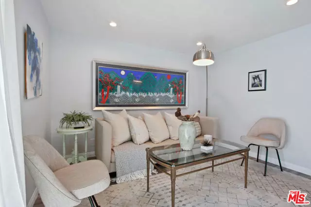 Reseda (los Angeles), CA 91356,6438 Rhea Avenue