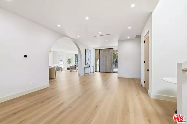 Encino (los Angeles), CA 91436,16643 Addison Street