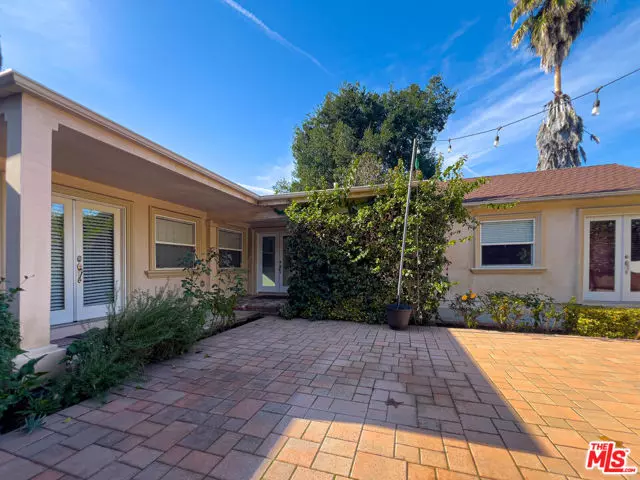 15426 Camarillo Street, Sherman Oaks, CA 91403