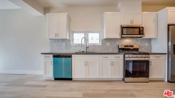 Los Angeles, CA 90004,608 N Gramercy Place